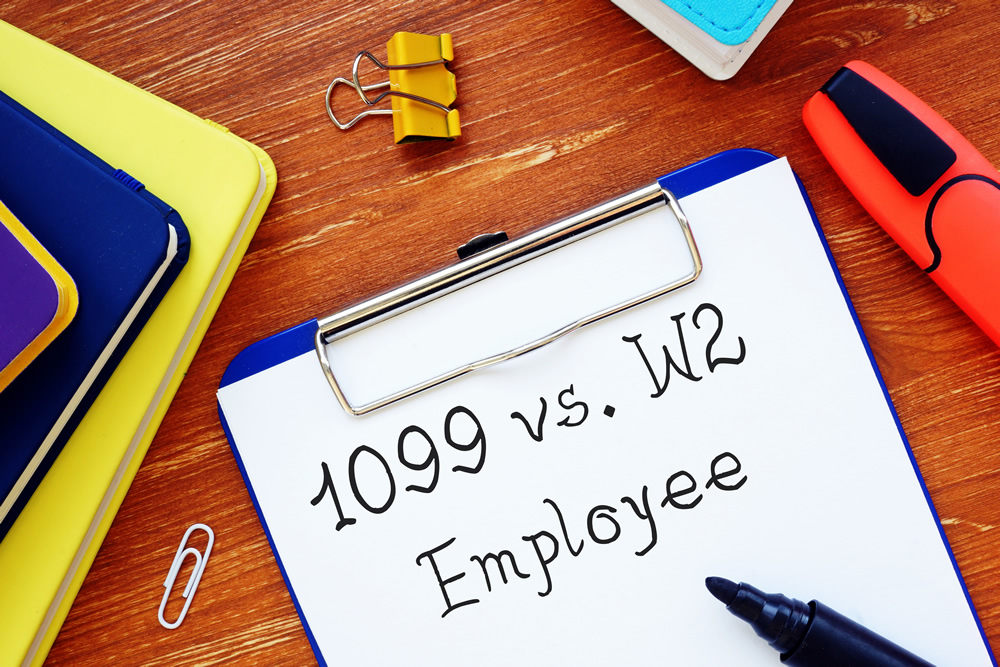 what is the difference between an employee and an independent contractor