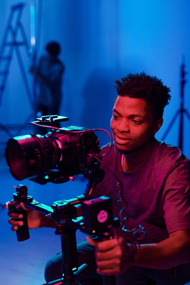 African,American,Camera,Operator,Using,Professional,Camera,To,Shoot,Process